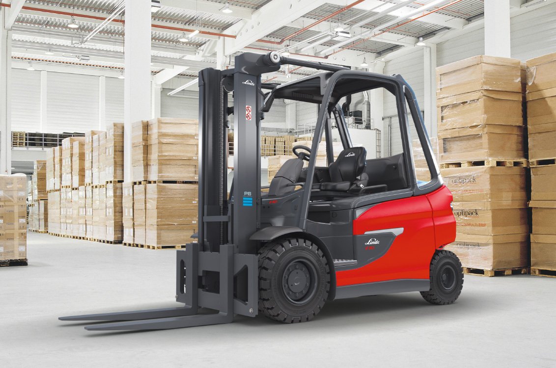 Linde E35/600H Heavy-Duty Electric Pneumatic Forklift in a warehouse
