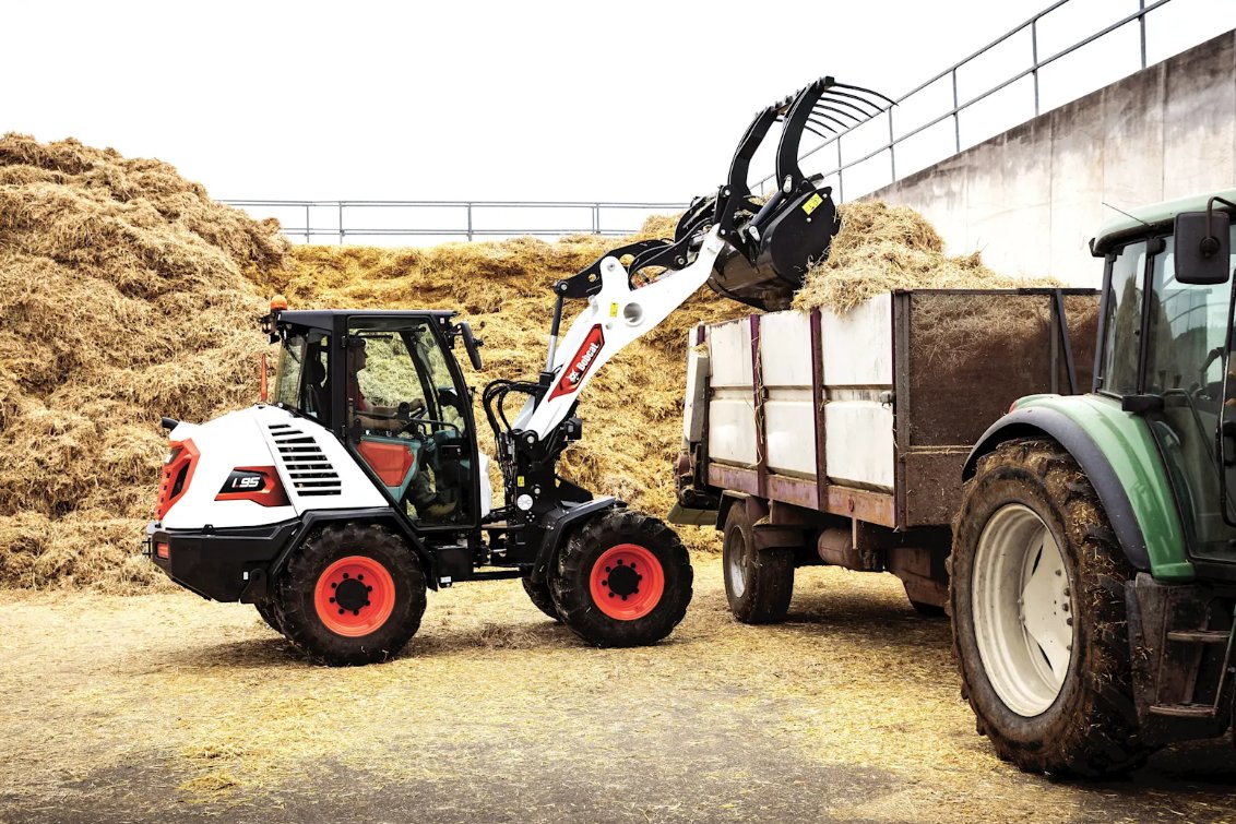 Bobcat L95 Compact Wheel Loader loading hay
