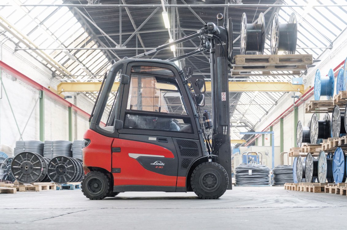 Linde E20 Electric Pneumatic Forklift in a warehouse
