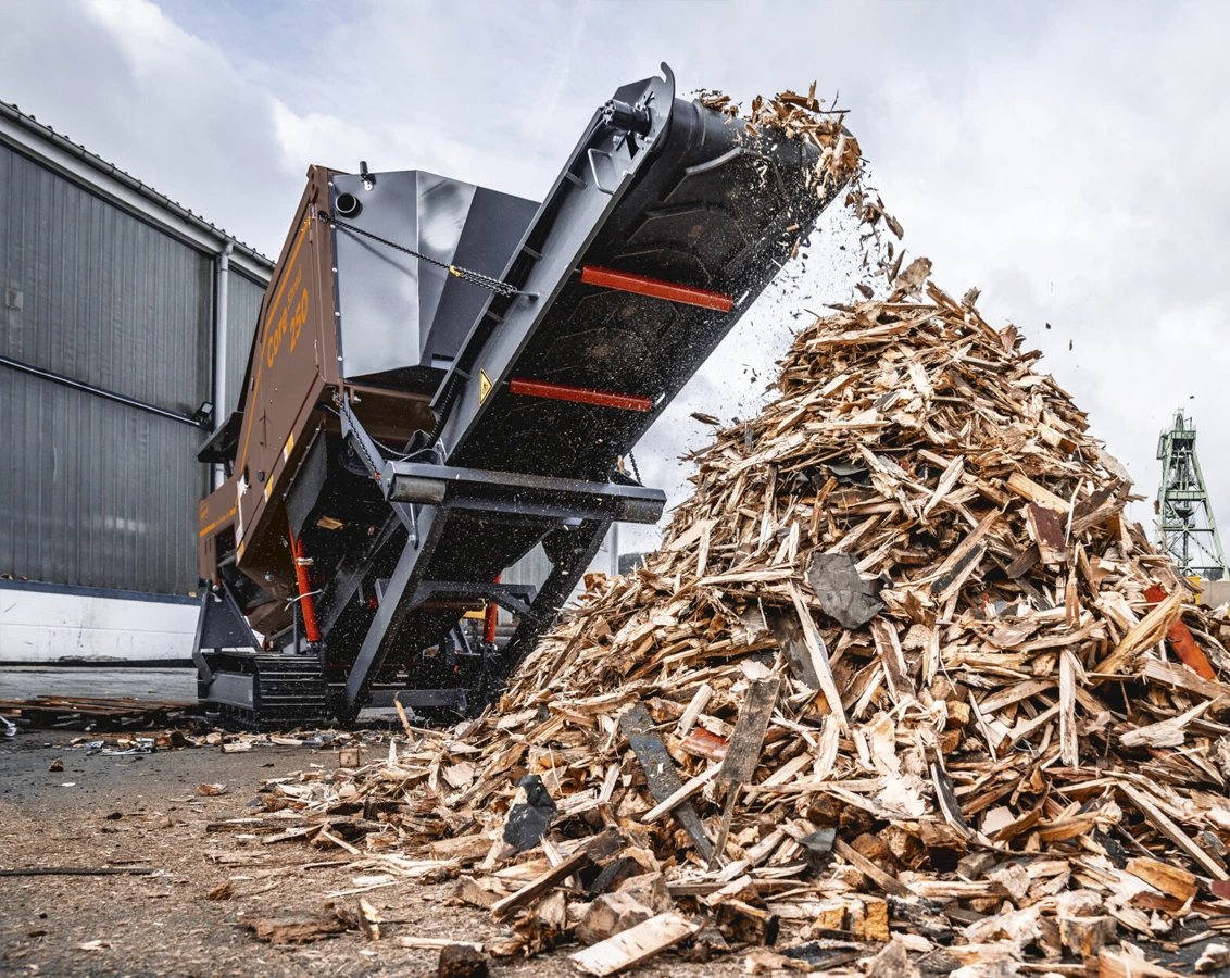 Doppstadt CoreShred 250 Twin-Shaft Shredder shredding scrap wood and construction debris