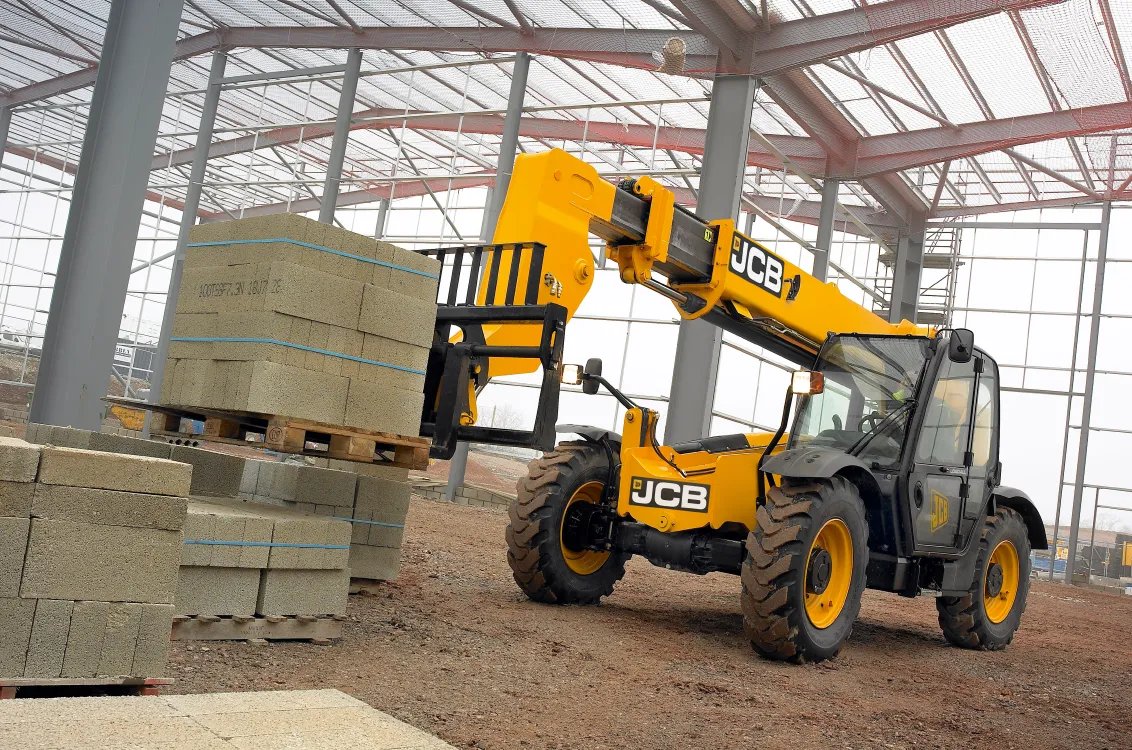 JCB 506-36 Telehandler hauling construction material