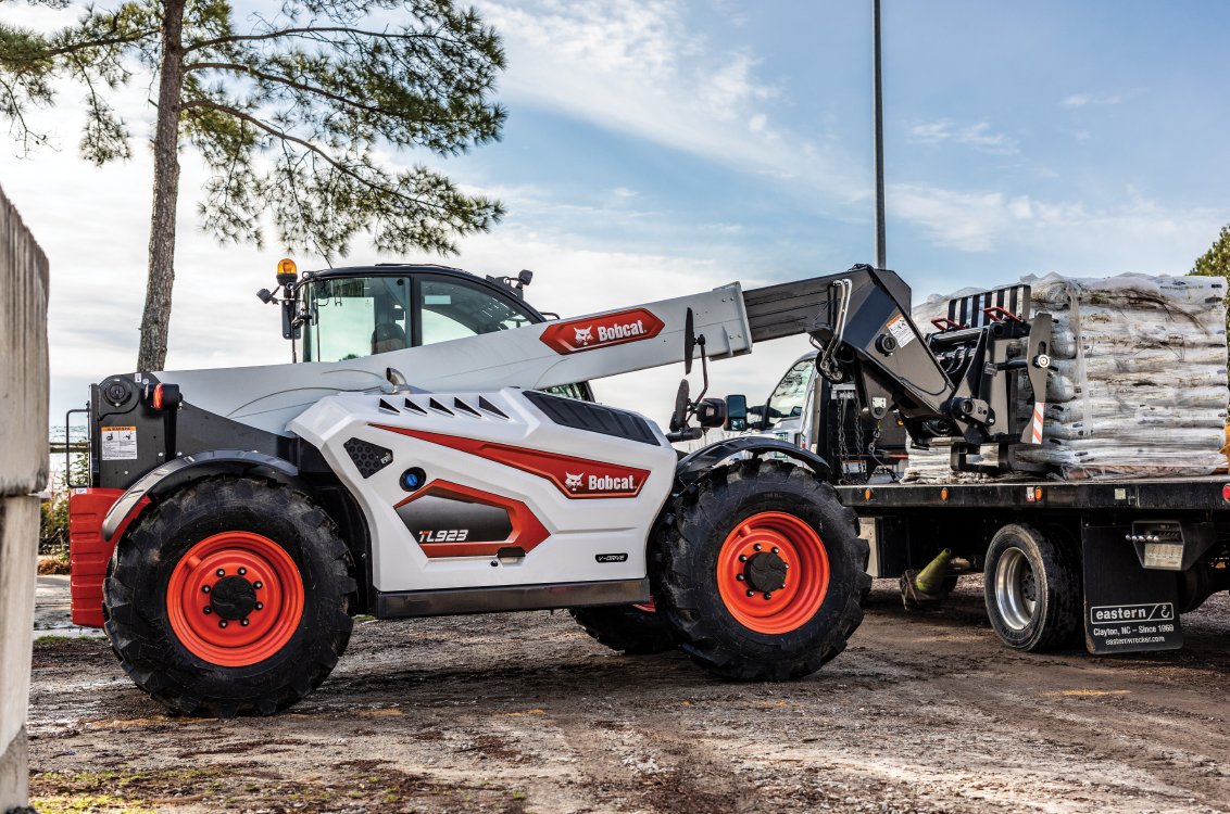 Bobcat TL923 Telehandler unloading a flatbed truck