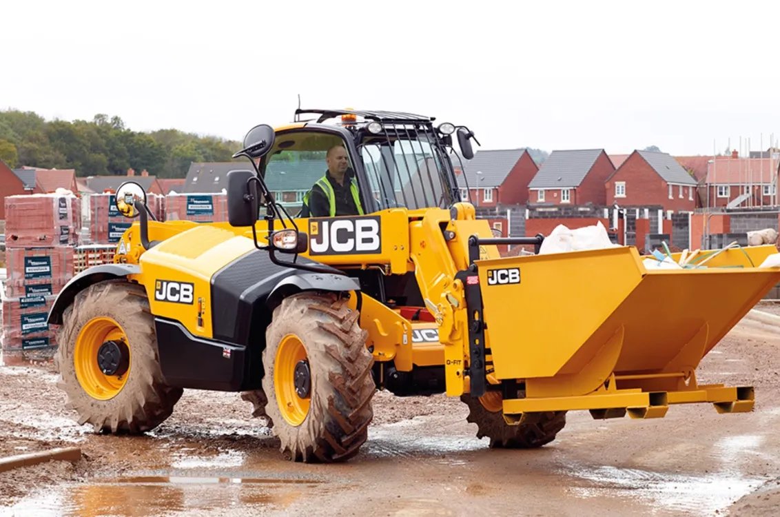 JCB 509-23TC Telehandler hauling construction scrap material