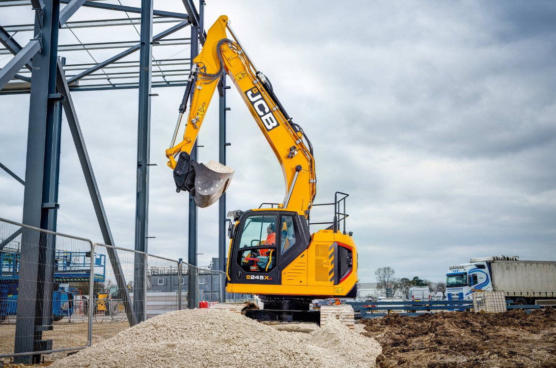 JCB 245XR Crawler Excavator moving gravel