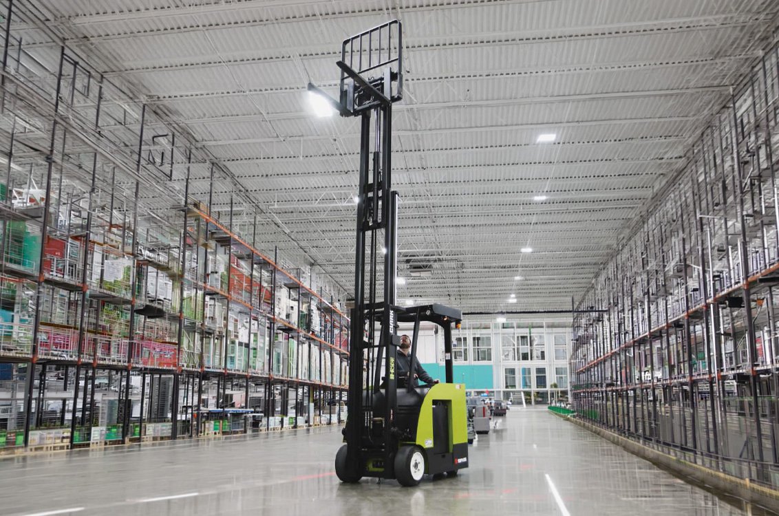 Clark SES25 Electric Stand-Up Cushion Forklift high mast lift in a warehouse