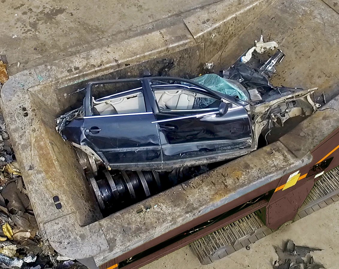 Doppstadt CoreShred 900 Twin-Shaft  Shredder shredding old vehicles and scrap metal