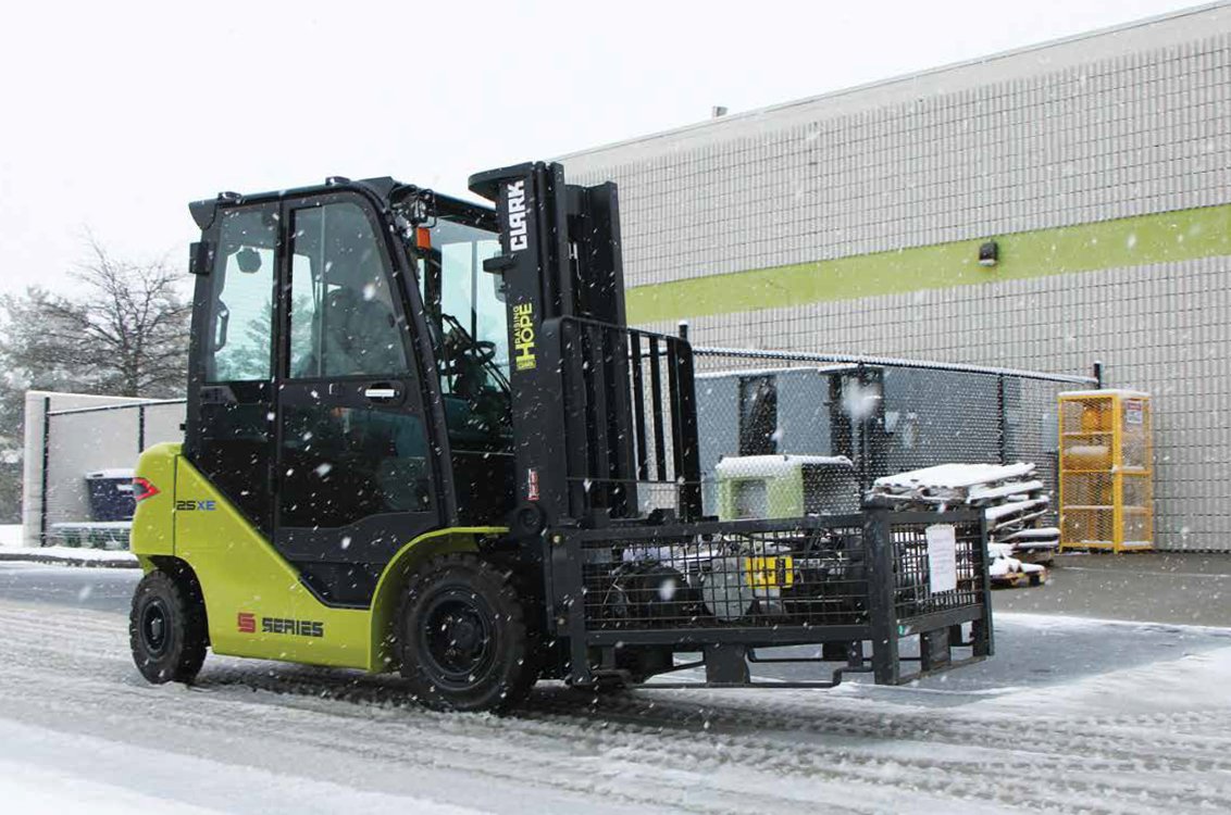 Clark S25XE Renegade Electric Rider Pneumatic Forklift 