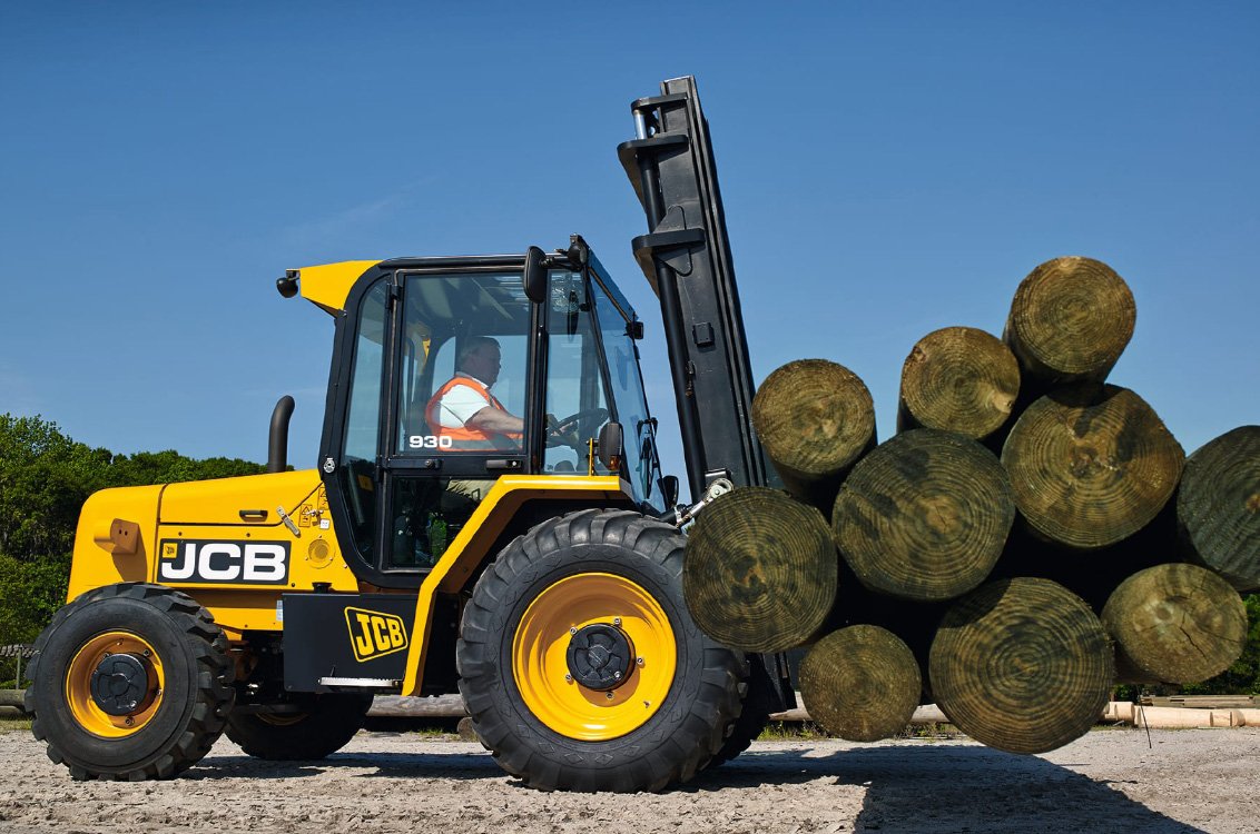 JCB 930 Rough Terrain Forklift hauling large full-size logs