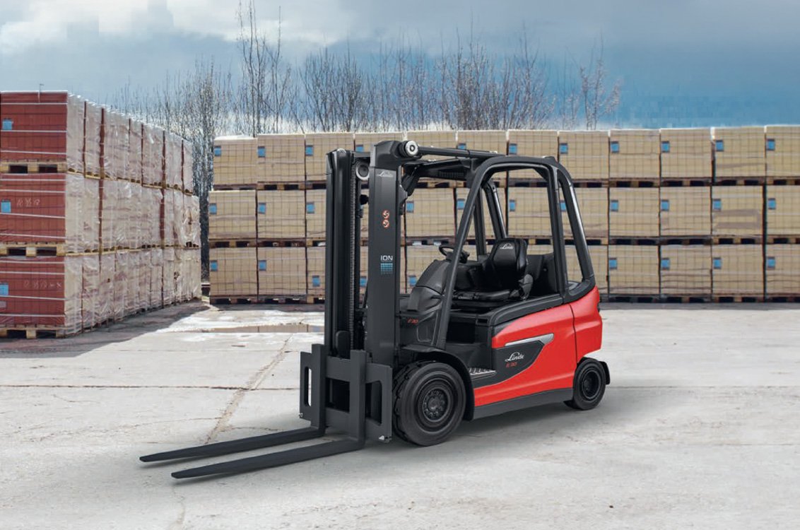 Linde E25 Electric Pneumatic Forklift on distribution yard
