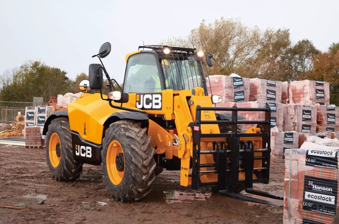 JCB 506-23TC Telehandler hauling construction material