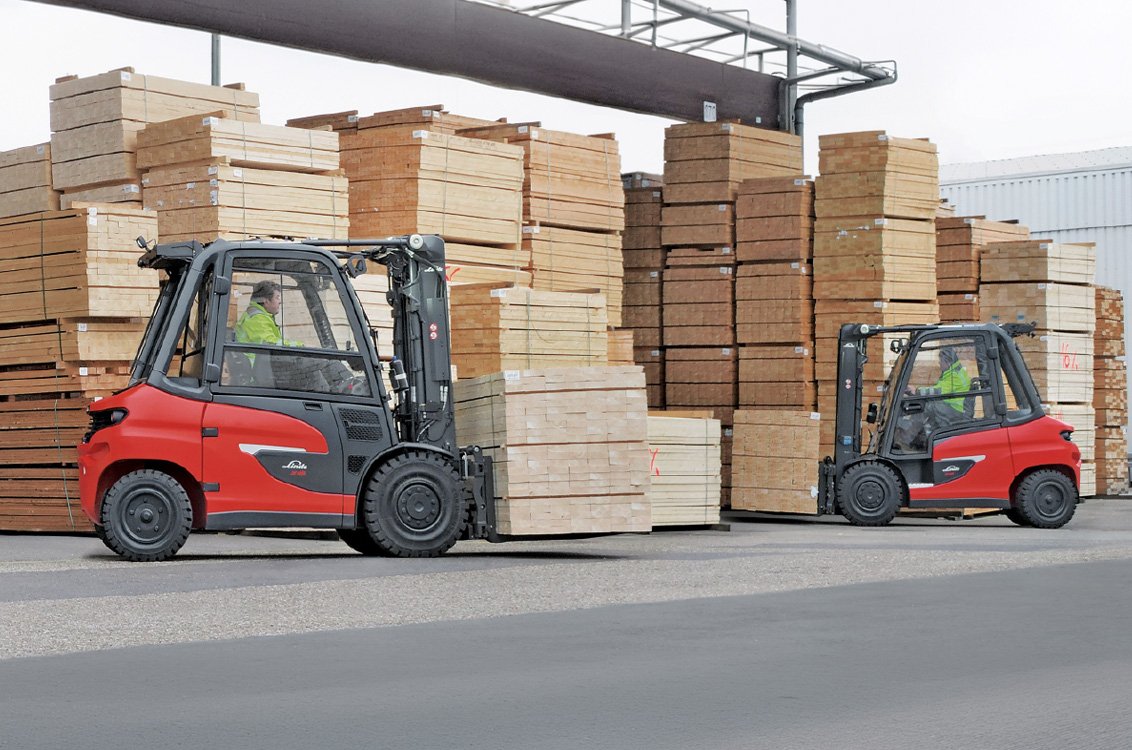 Linde E40/600H Heavy-Duty Electric Pneumatic Forklift on a lumber distribution yard