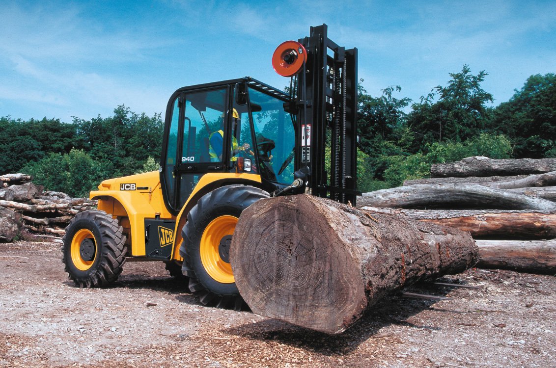 JCB 940 Rough Terrain Forklift moving a large heavy log
