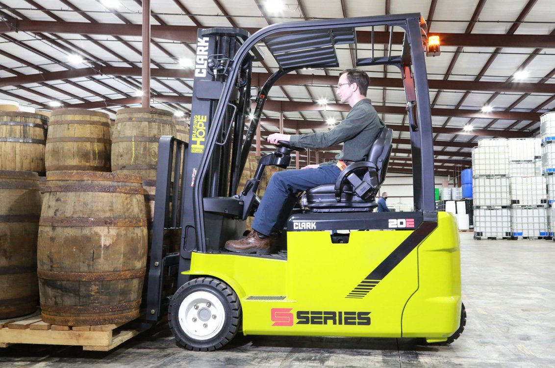Clark SE20T 3-Wheel Electric Forklift in a wine warehouse
