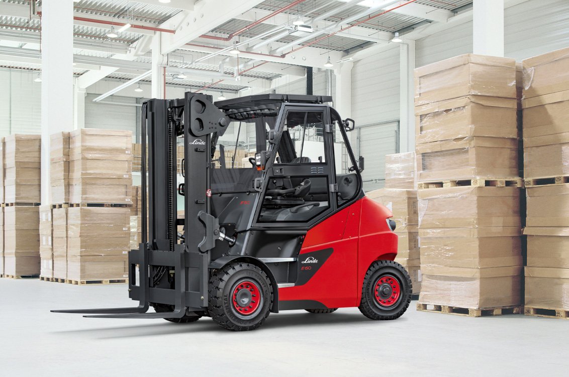 Linde E60 High-Capacity Electric Pneumatic Forklift in a warehouse