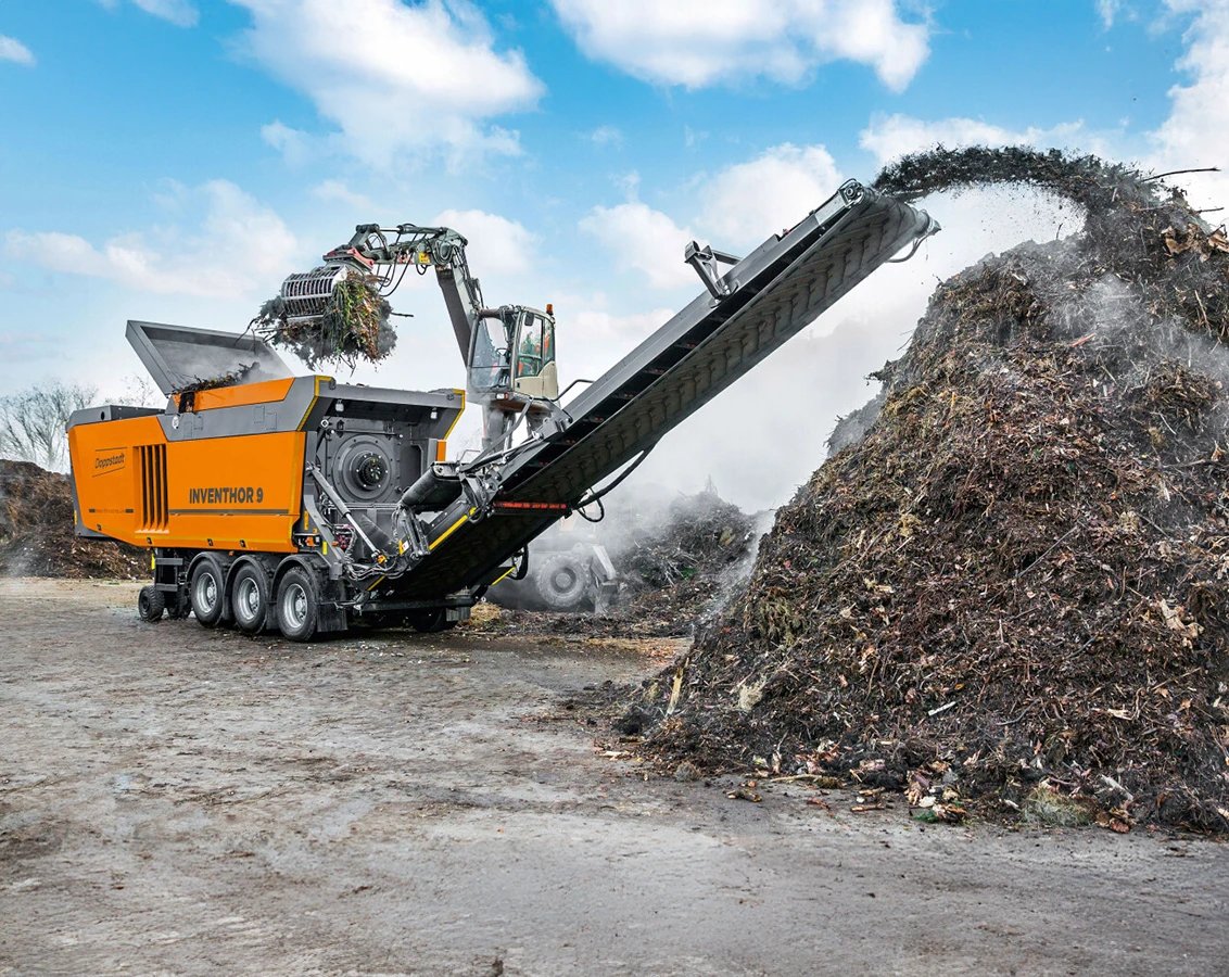 Doppstadt INVENTHOR Type 9 High-Torque Shredder shredding green waste