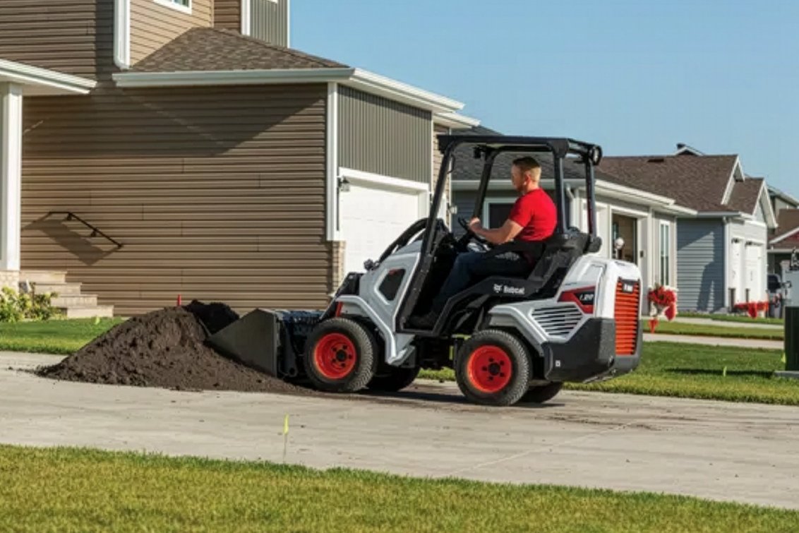 Bobcat L23 - Small Articulated Loader moving soil