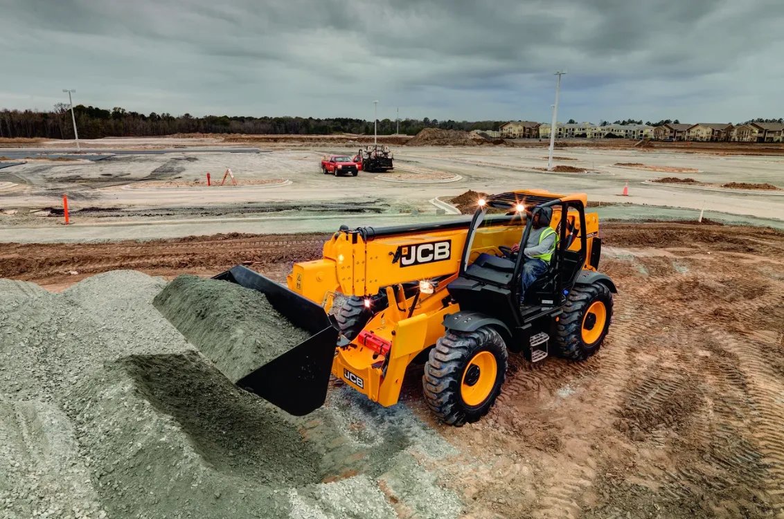 JCB 510-55TC Telehandler moving rock material
