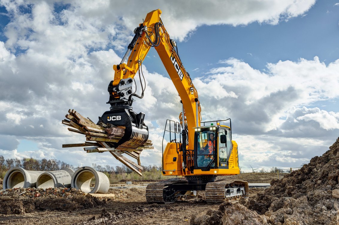 JCB 245XR Crawler Excavator hauling scrap wood