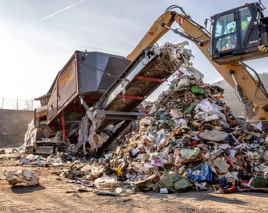Doppstadt CoreShred 250 Twin-Shaft Shredder shredding municipal solid waste