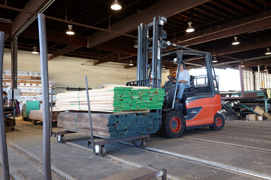 Linde E45/600H Heavy-Duty Electric Pneumatic Forklift on a lumber yard