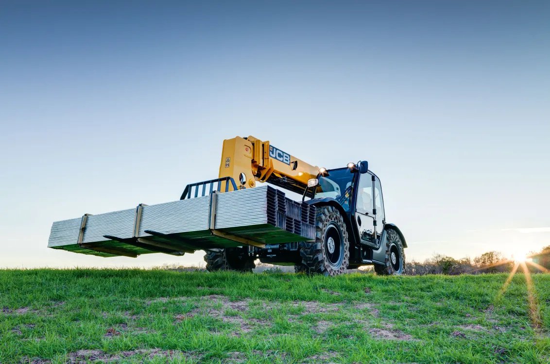 JCB 507-42 Telehandler hauling steel construction material