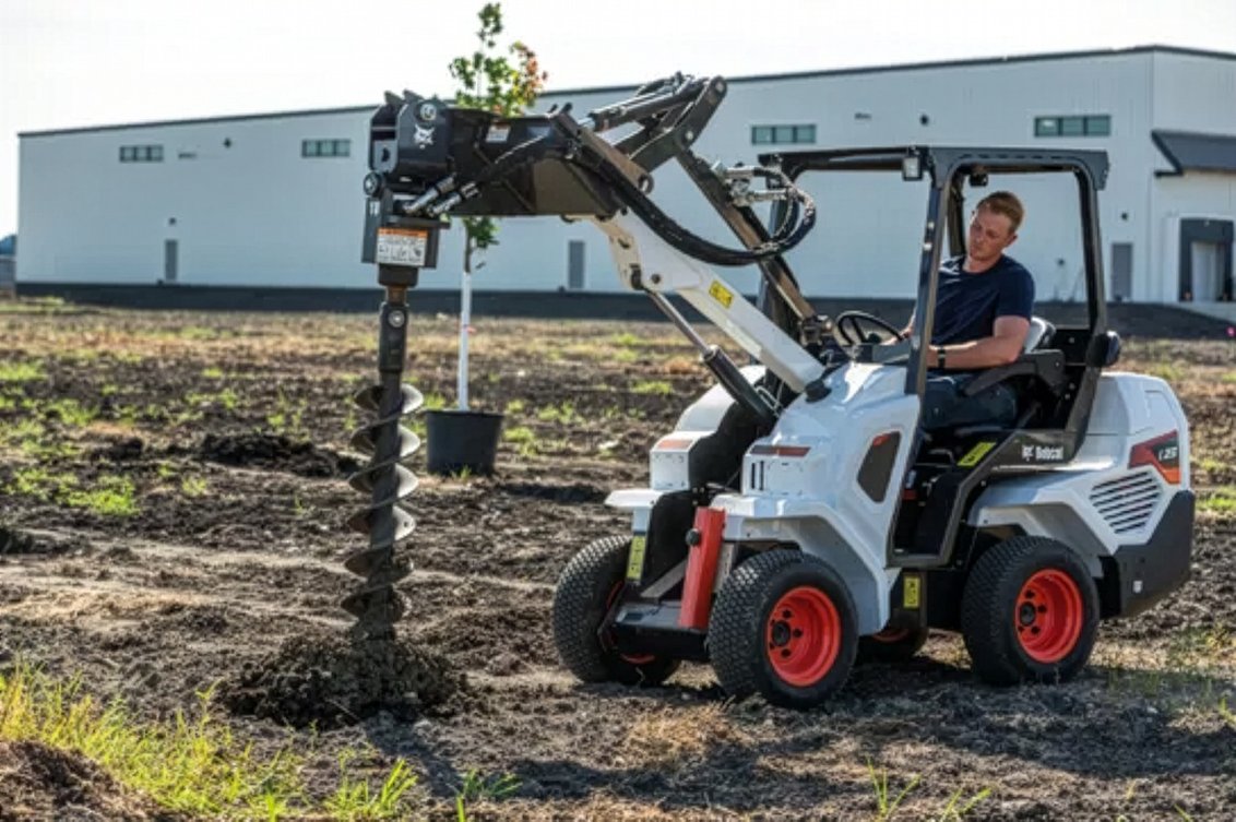 Bobcat L23 - Small Articulated Loader drilling