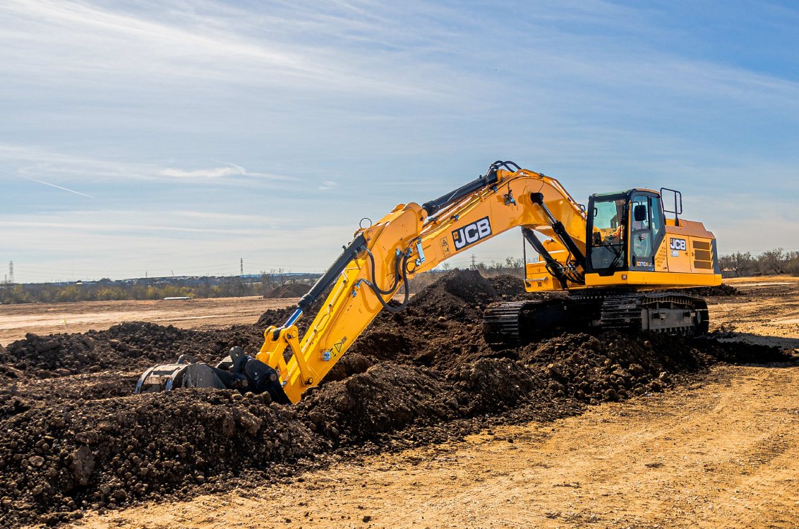JCB 370X Crawler Excavator digging a trench