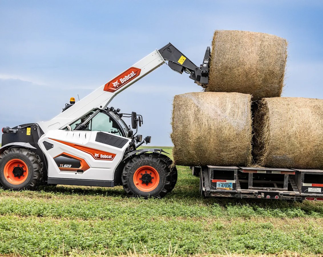 Bobcat TL623 Telehandler loading hay