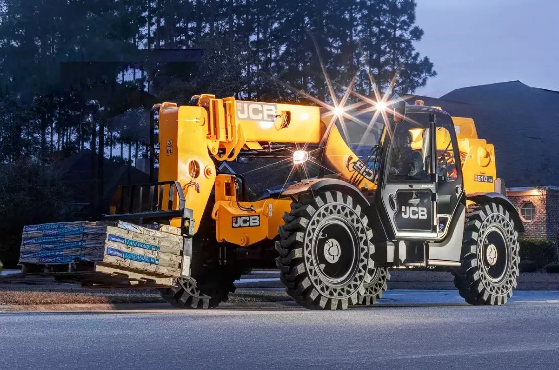 JCB 510-42 Telehandler hauling construction material