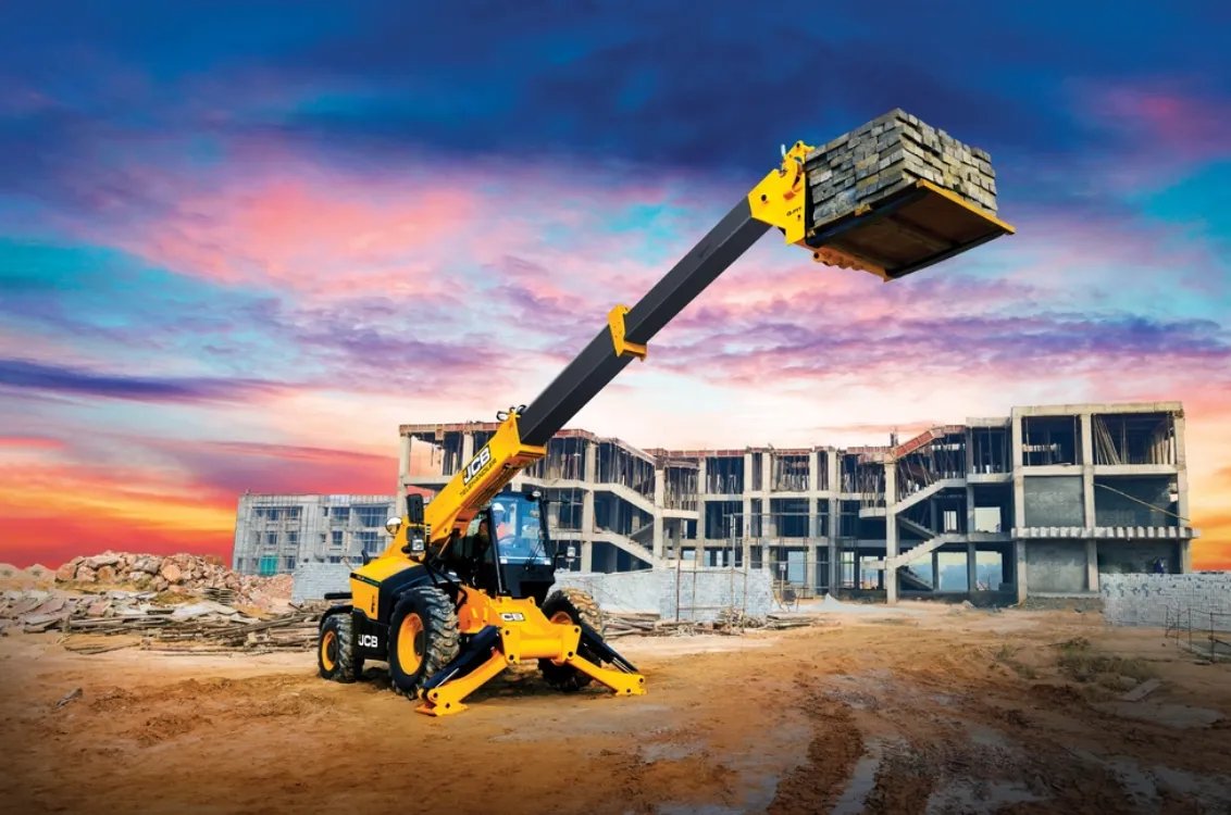 JCB 510-55TC Telehandler lifting construction material