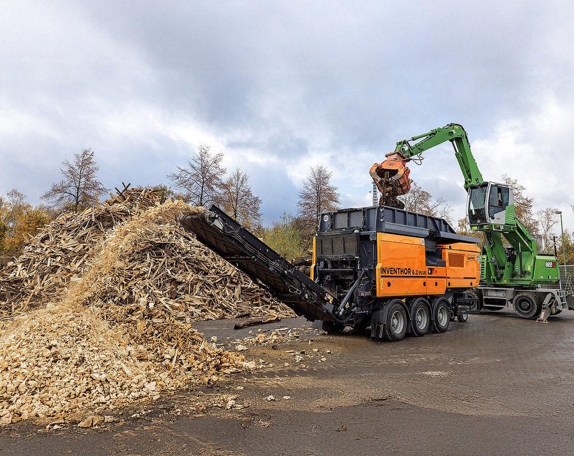 Doppstadt INVENTHOR Type 6.2 Slow-Speed Shredder shredding scrap wood waste