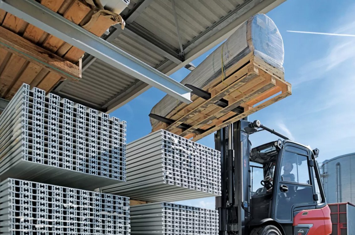 Linde E50/600HL Heavy-Duty Electric Pneumatic Forklift lifting a large heavy tank