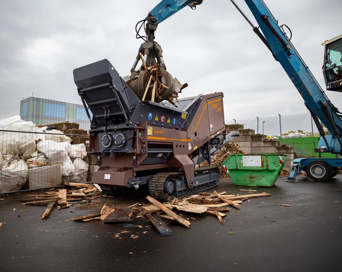 Doppstadt CoreShred 800 Twin-Shaft Shredder shredding scrap wood and construction debris