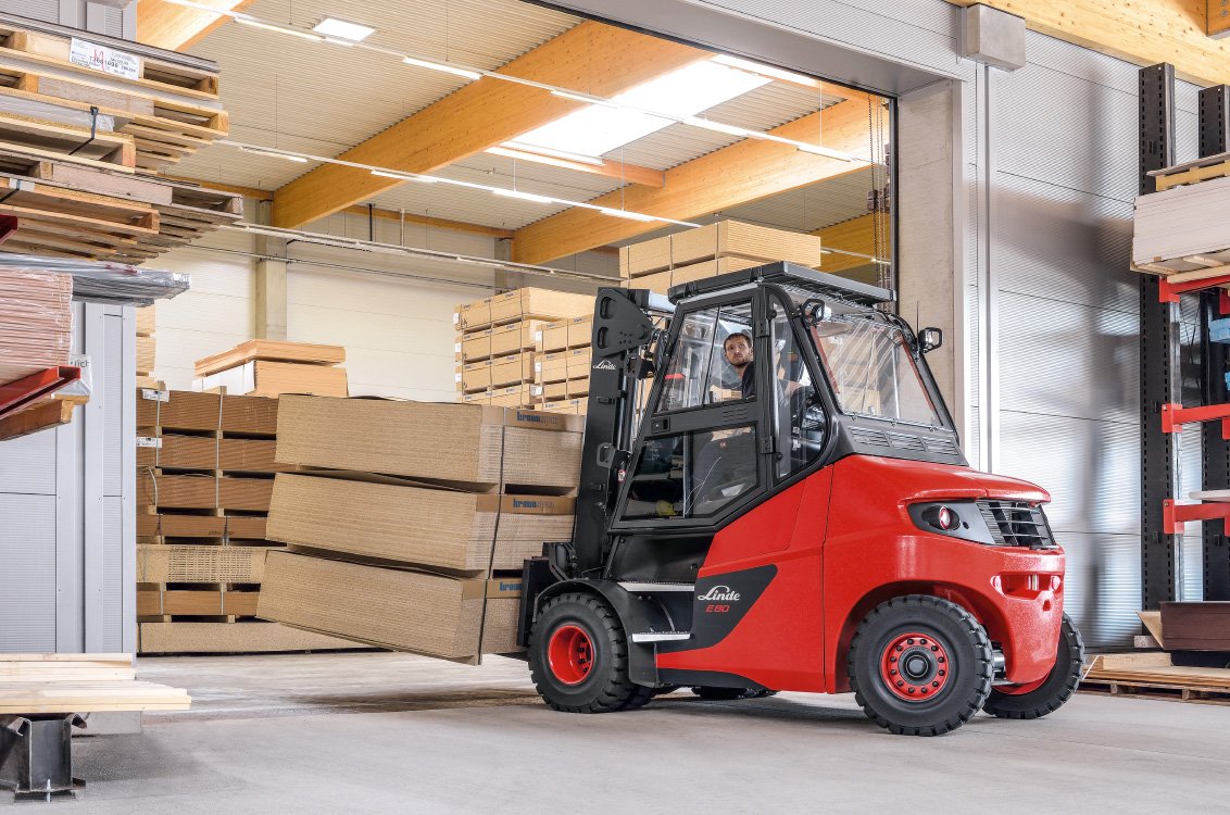 Linde E80 High-Capacity Electric Pneumatic Forklift 