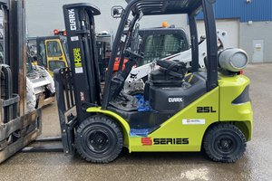CLARK S25 IC Pneumatic Forklift CLARK S25 IC Pneumatic Forklift