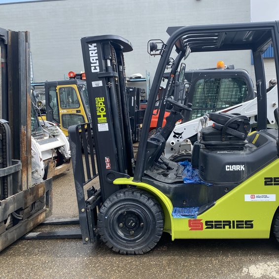 CLARK S25 IC Pneumatic Forklift 