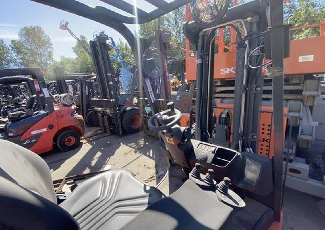 2017 Linde H25 IC Pneumatic Forklift 3-Stage 