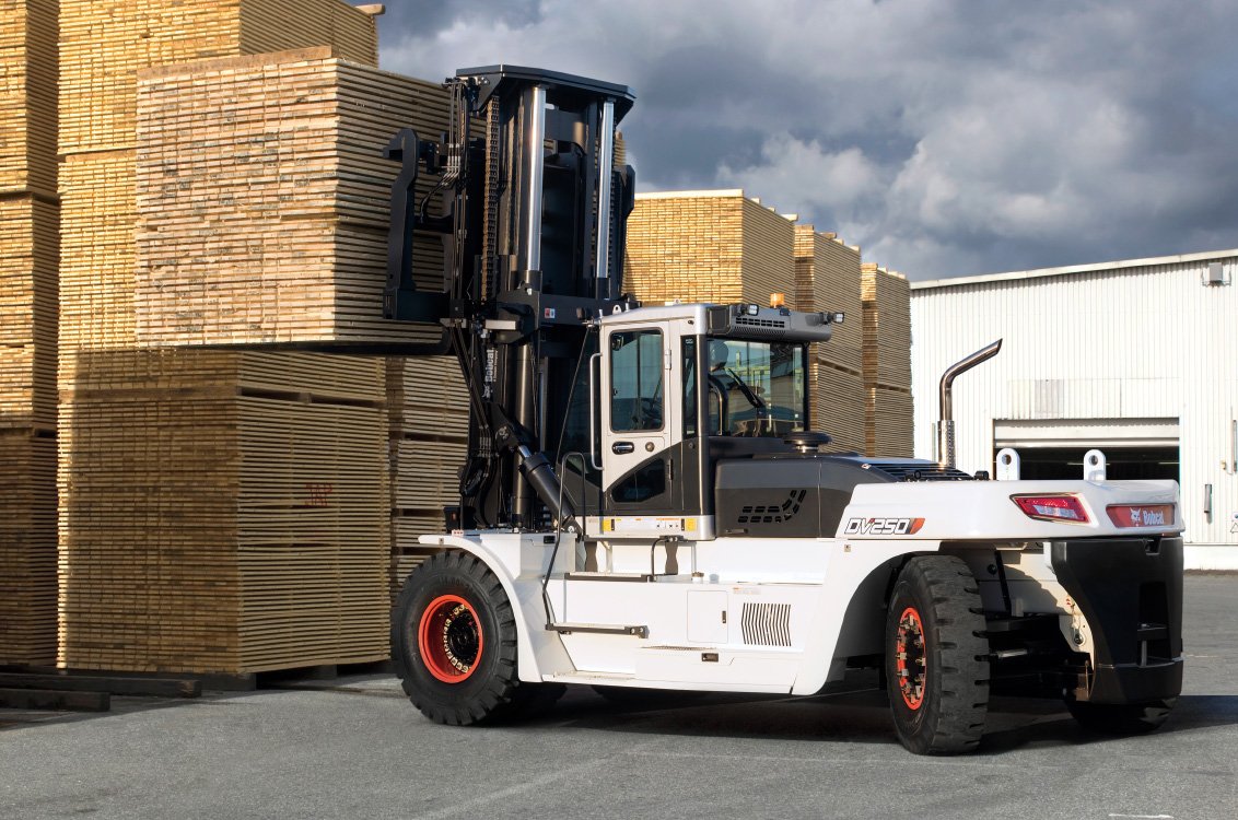 Bobcat DV250S-7 IC Pneumatic Forklift loading lumber
