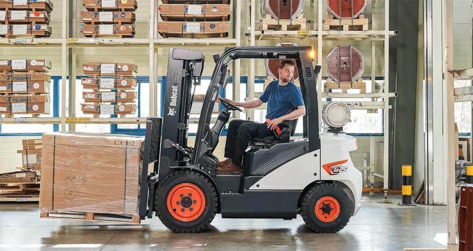 Bobcat G25E-7 IC Pneumatic Forklift in warehouse