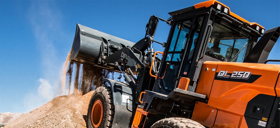 DEVELON DL 250 Wheel Loader dumping dirt