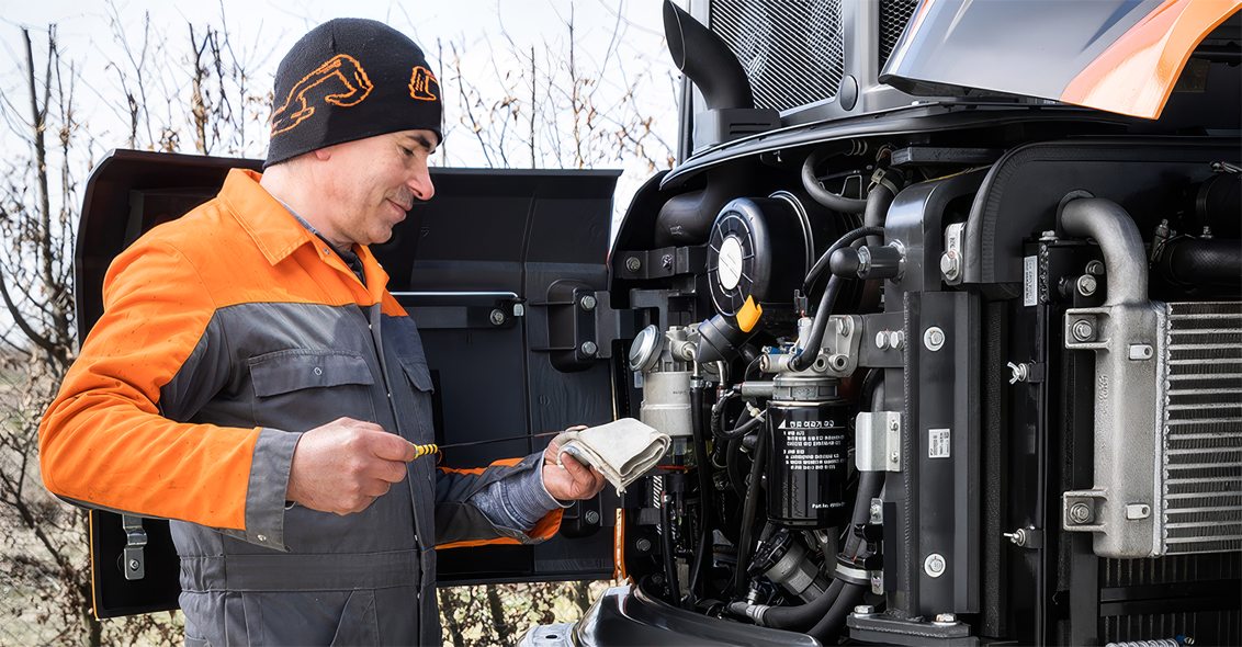 DEVELON Service - checking fluids