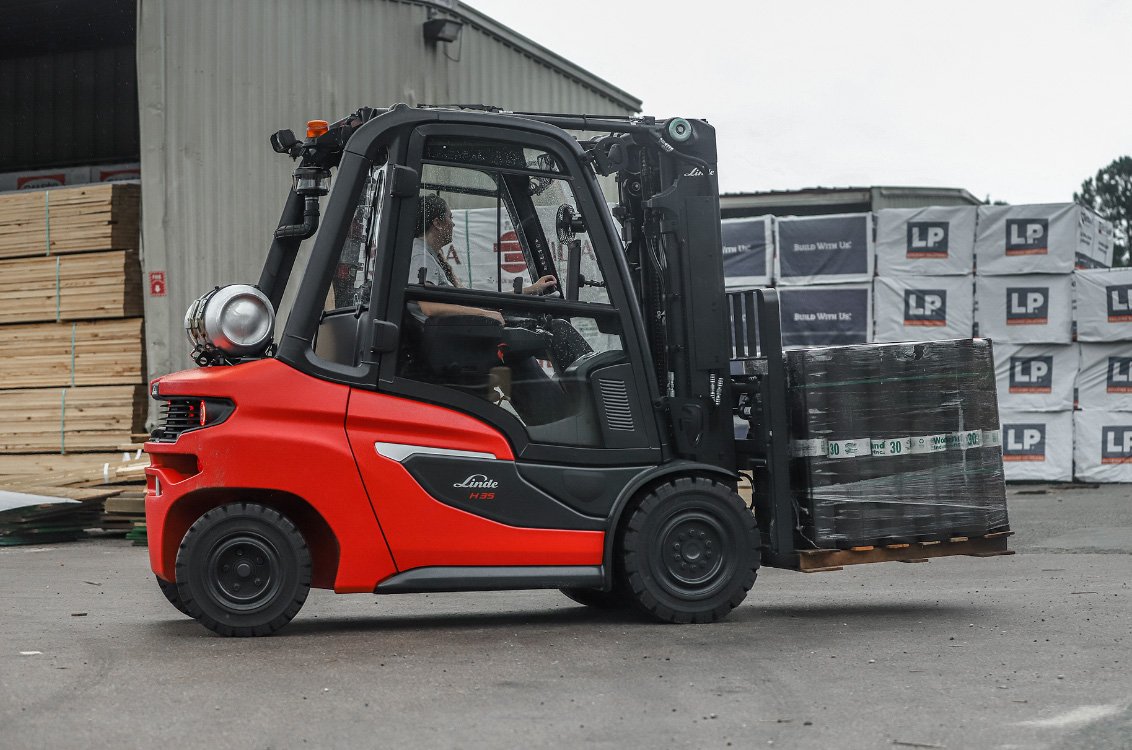 Linde H35 Forklift Lumber yard action