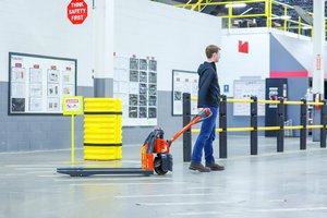 How to operate an electric pallet truck