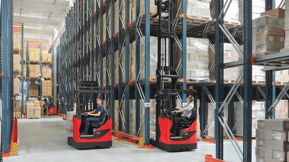 A Quick Guide to Narrow Aisle Forklifts for Warehousing Application
