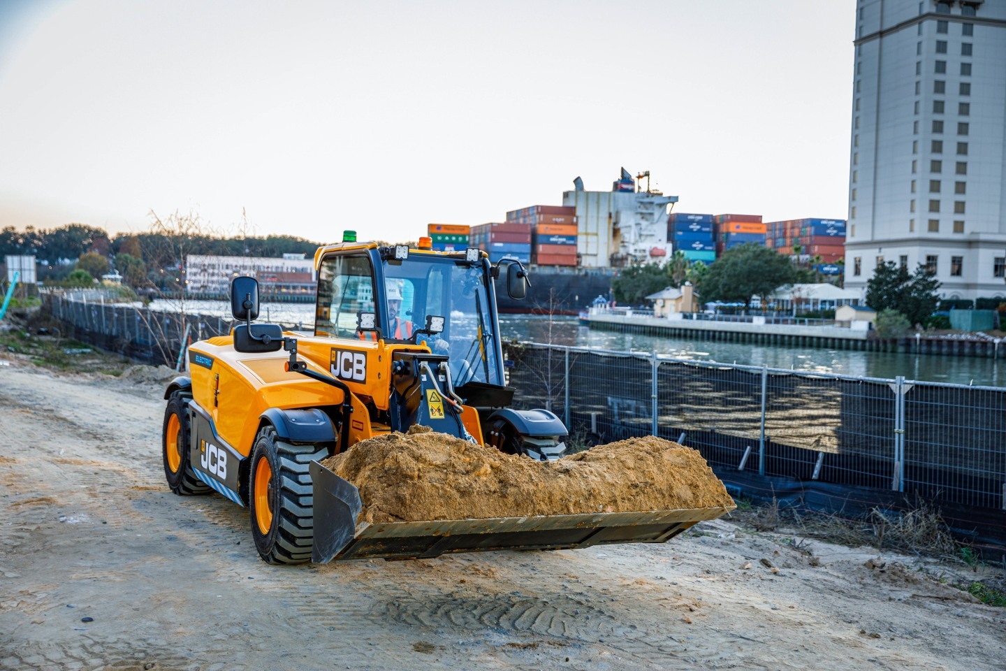 Snow season, landscaping, construction. Explore the JCB Telehandler's versatility and book a demo with us today. 

#williamsjcb #jcbtelehandler #jcbbetter