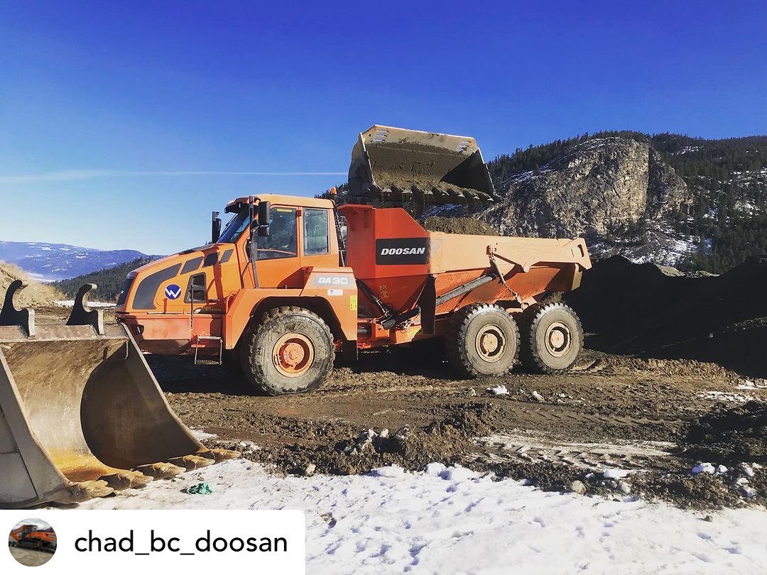 #repost @chad_bc_doosan 

Bluebird day with this DA30 rock truck getting put to work.
#doosanrockt #doosan #doosanexcavator #excavator #wheelloader #doosanloader #rocktruck #adt #earthmover #beautifulbc @westerraequipment @doosanequipment @hyundai_doosaninfracore