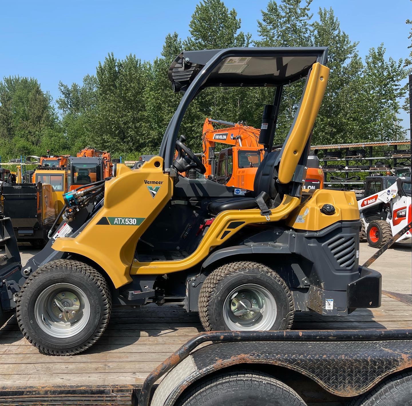 The Vermeer Articulating loader is one of the most versatile pieces we offer. This new ATX530 is off to its new home today! Currently have 4 sizes available for your needs @westerraequipment #vermeerbc #atx #articulatingloader #vermeer #landscaping #treecare #municipal #construction #snowremoval